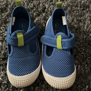 Toddler boy water shoes size 9